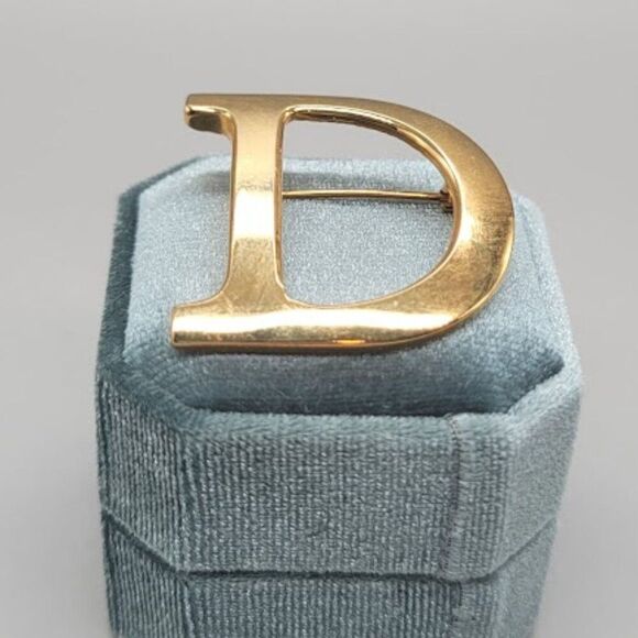 AK Vintage 'D' Brooch - Picture 2 of 5